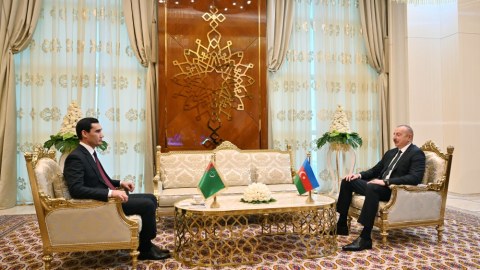 İlham Əliyev Türkmənistan Prezidentilə görüşüb