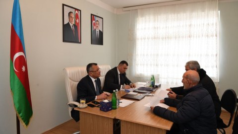 Rövşən Rzayev Qəbələdə vətəndaşları qəbul edib