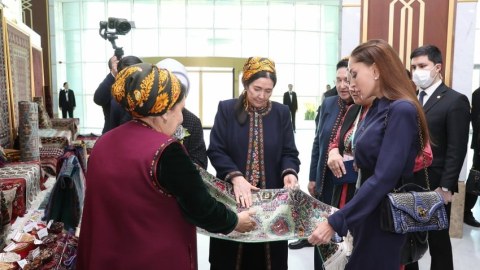 Mehriban Əliyeva Türkmənbaşıda sərgilərlə tanış oldu - FOTOLAR 