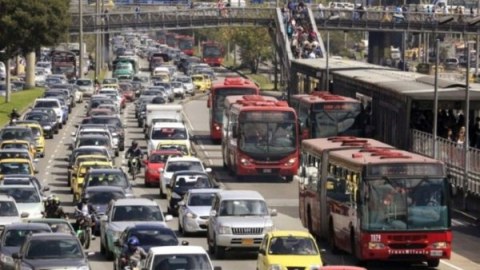 113 avtobus tıxacda qalıb