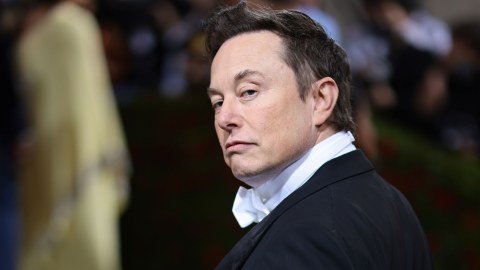 İlon Mask “Tesla”dakı səhmlərinin bir hissəsini satdı