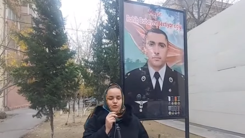 Narkomanlar şəhidin adına olan lövhəni oğurladılar