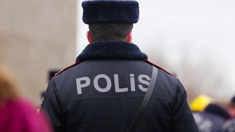 Azyaşlını döyən polis işdən ÇIXARILDI