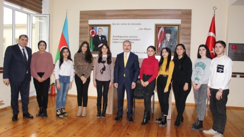 Baş Konsul GDU-ya kitablar hədiyyə etdi