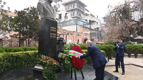 Baş nazir Heydər Əliyevin Tbilisidəki abidəsini ziyarət edib