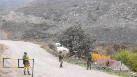 Laçın yolunda gömrük postu qurmalıyıq!