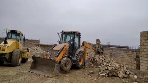 Abşeronda qanunsuz tikintilər söküldü - VİDEO
