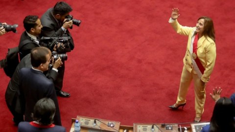 Yeni prezident istefa verməkdən imtina etdi 