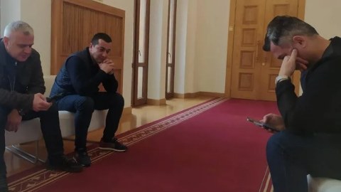 Deputat aclıq aksiyasını dayandırdı 