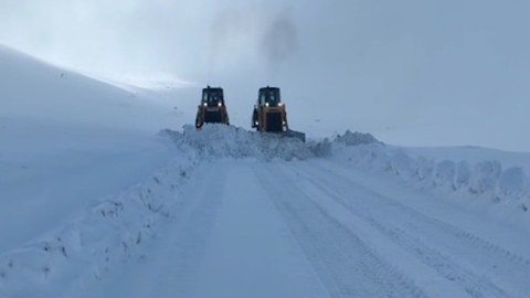 Döyüş texnikalarının yolu qardan təmizlənir - VİDEO
