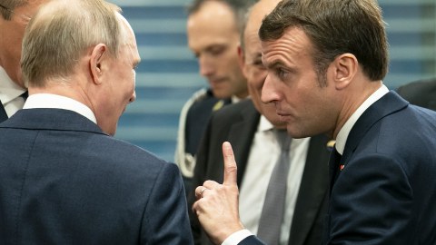 Putin Makronla işgüzar əlaqələr qurur 