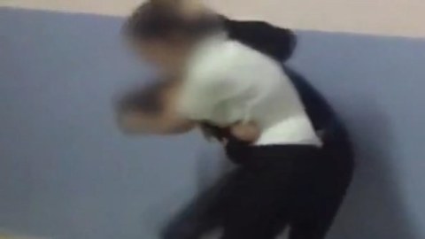 9-cu sinif şagirdi müəllimin burnunu sındırdı