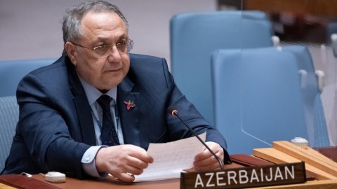 Nə hökumət, nə də etirazçılar yolu bağlayıb