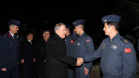 Zakir Həsənov Ukraynadan qayıdan pilotlarla görüşdü