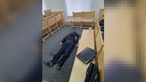 Təqsirləndirilən şəxs məhkəmə zalında öldü - FOTO