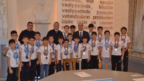 Dövlət Komitəsində məcburi köçkün yeniyetmələrlə görüş keçirilib