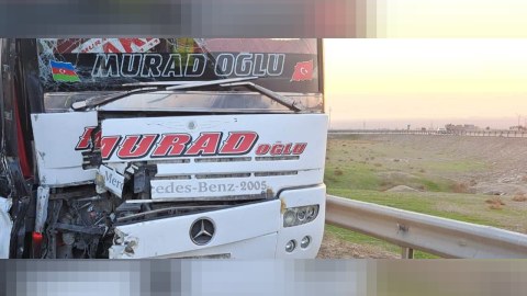 Bakı-Qazax yolunda qəza - Avtobus yük maşını ilə toqquşdu