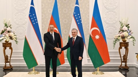 Şavkat Mirziyoyev İlham Əliyevə zəng etdi