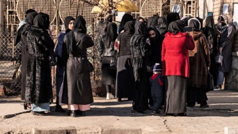 “Taliban”dan daha bir qadağa - Qadınlar işdən çıxarılır