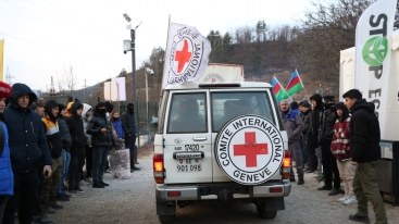 “Qırmızı Xaç”ın daha 3 avtomobili Laçın yolundan keçdi