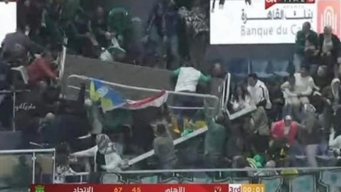 Basketbol oyunu zamanı tribuna çökdü - Xeyli sayda yaralı var