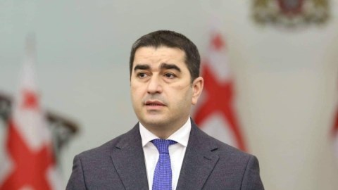 Spikerlə keçmiş baş nazir arasında “kukla davası”