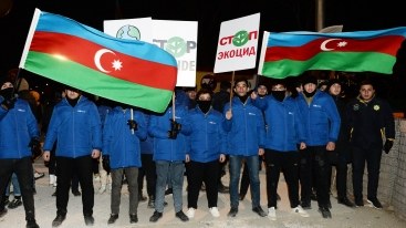 Laçın yolunda aksiya davam edir, şüarlar səsləndirilir 