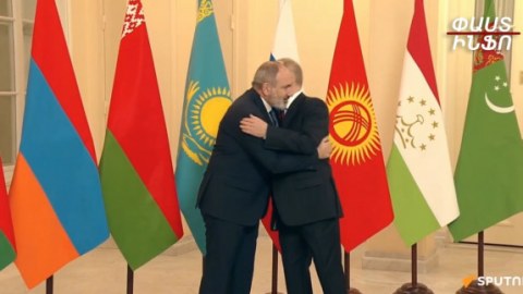 Putin Paşinyanı belə qucaqladı - VİDEO