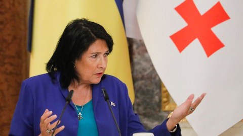 Gürcüstan Prezidenti səfirlərlə görüşdən imtina etdi