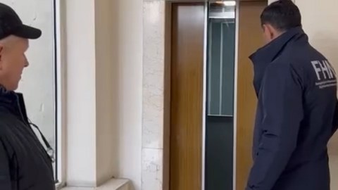 Bakıda yaşayış binasında təhlükə - VİDEO