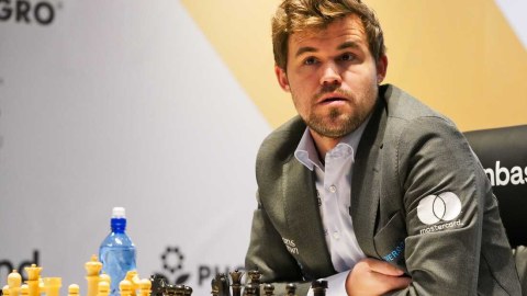 Karlsen yenidən dünya çempionu oldu 