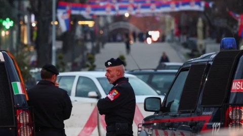 Vuçiç serblərdən barrikadaları yığışdırmalarını istədi 