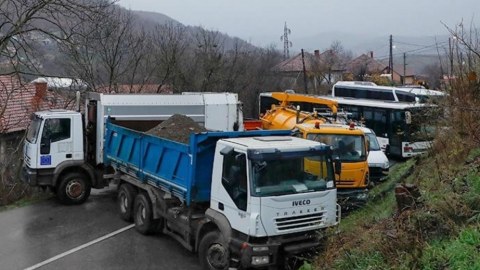 Serblər Kosovonun şimalında barrikadaları sökürlər