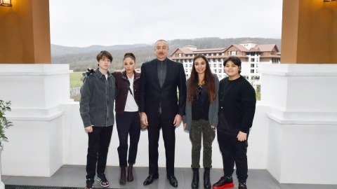 Prezident Şabrana nəvələri ilə gedib - VİDEO