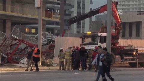 Hotel inşası zamanı kran aşdı - 5 nəfər öldü 