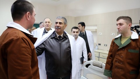 Zakir Həsənov hospitalda müalicə olunan hərbçilərlə görüşdü - VİDEO