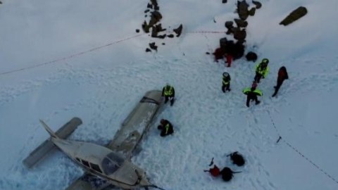 Təyyarə Alp dağlarına qəza enişi etdi