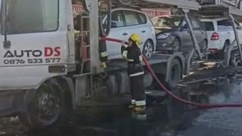 Kürdəmirdə avtomobilləri daşıyan maşın yandı