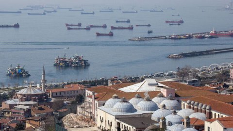 Bosforda gəmilərin hərəkəti dayandırıldı