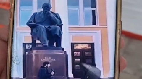 Üzeyir Hacıbəyovun heykəlinə yad cisim atılması araşdırılır 