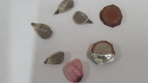 Həbsdəki qardaşına narkotik keçirmək istədi