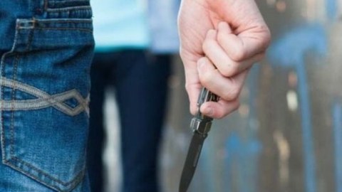 Avtomobilinə yol vermədi - Küçənin ortasında bıçaqladı