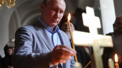 Putin Milad gecəsi şam yandırdı