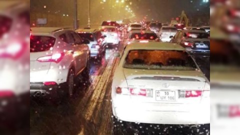 Qar Bakıda tıxac yaratdı - SİYAHI