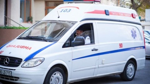 Təcili yardım maşını yolda qaldı - Köməyə FHN çatdı