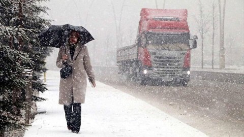 Qarlı-buzlu yollarla bağlı piyadalara vacib MƏSLƏHƏT