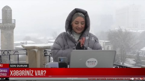 Aparıcı qarlı havada canlı yayıma çıxdı - VİDEO