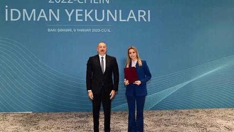 Prezident mətbuat katibinə ev verdi