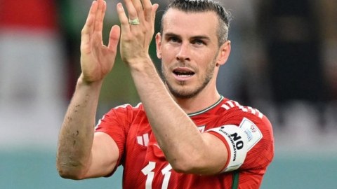 Məşhur futbolçu karyerasını başa vurdu