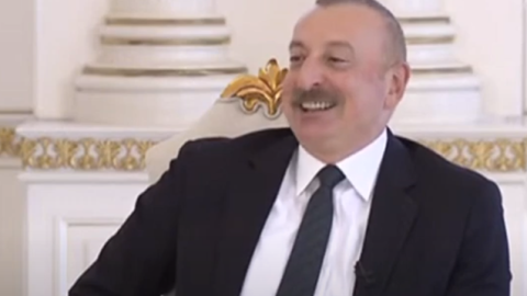 Prezident o anı yada salıb gülümsədi - VİDEO